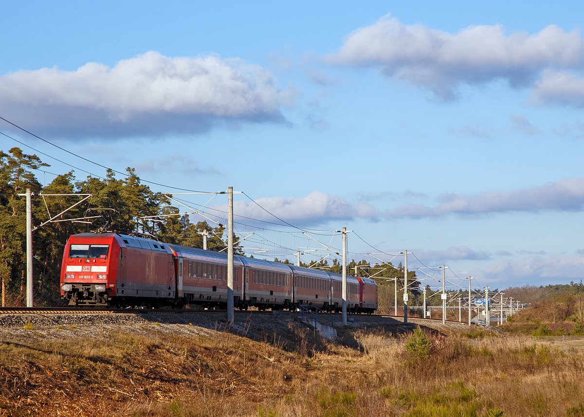 Eine so schnelle Regionalbahn habe ich noch nicht gesehen....
Der Allersberg-Express (Linie R6) rauscht am 29.12.2016 im Sandwich bei Feucht, ber die Neubaustrecke Nrnberg–Ingolstad, in Richtung Nrnberg. Gefhrt wird der Zug von der 101 065-1 (91 80 6101 065-1 D-DB) und nachgeschoben von der 101 022-2 (91 80 6101 022-2 D-DB), dazwischen sind vier IC-Wagen (Mittelwagen der Bauart Bpmz). 

Der Allersberg-Express ist einer von wenigen Regionalzgen, der planmig auf einer Neubaustrecke des Hochgeschwindigkeitsverkehrs verkehrt. Die 140 km/h schnellen Zge verkehren zwischen Nrnberg und Allersberg  (Rothsee) ohne Halt im Shuttleverkehr ber die Schnellfahrstrecke Nrnberg–Ingolstadt. Die Fahrzeit auf der 25 km langen Strecke liegt dabei bei 14 Minuten in Richtung Nrnberg