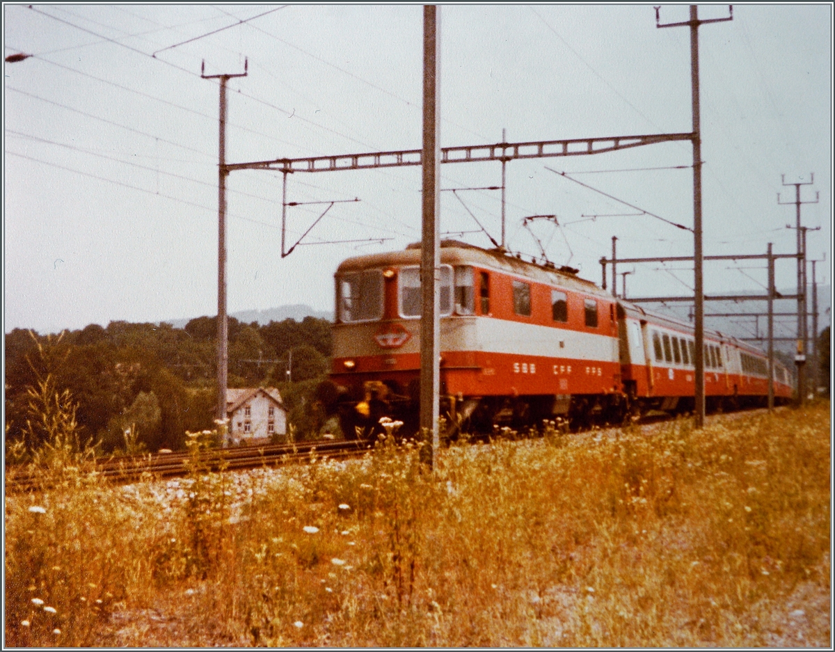 Eine Swiss Express Re 4/4 II fährt mit dem IC 126 von St.Gallen nach Genève durch die Abzweigstation Gruemet. Leider war ich mir damals des Fehlers nicht bewusst, Masten von der Lok zu platzieren, ebenso fragte ich mich heute, wie ich damals als Stationslehring in Mellingen beschäftigt, zu dieser Fotostelle gekommen bin.

Analogbild vom 16. Juli 1982