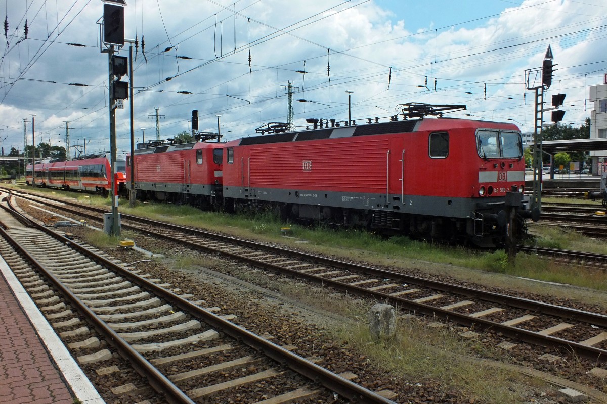 Eine wahre Fundgrube an unterschiedlichen Loks bieten die zahlreichen Abstellgleise, auch wenn sie meistens nur schlecht fotografierbar sind. 143 569, 112 121 und 442 152, der in Kürze als RB49 in Richtung Falkenberg (Elster) aufbrechen wird belegen eines dieser Gleise.