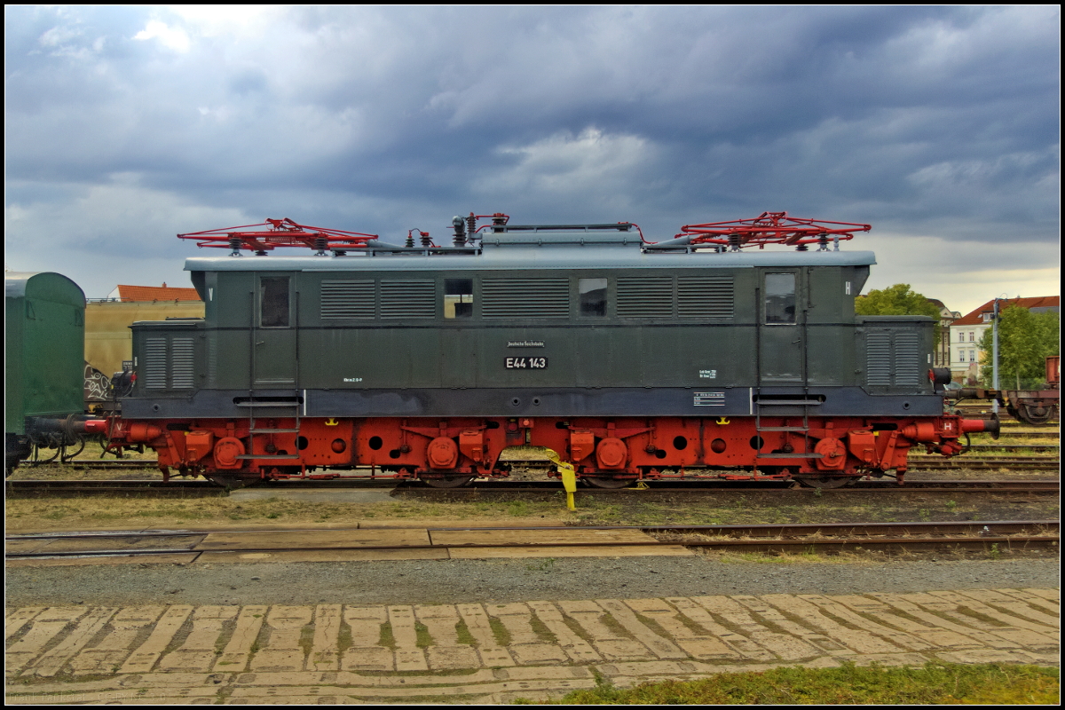 Einen eher grauen Eindruck hinterlässt DRB E 44 143 / 244 143-4 bei dem bewölktem Himmel am Brandenburg-Tag 2018, als auch der Historische Lokschuppen Wittenberge geöffnet hatte. Am 28.08.2018 konnte man die nicht betriebsfähige Lok auf dem Gelände entdecken.