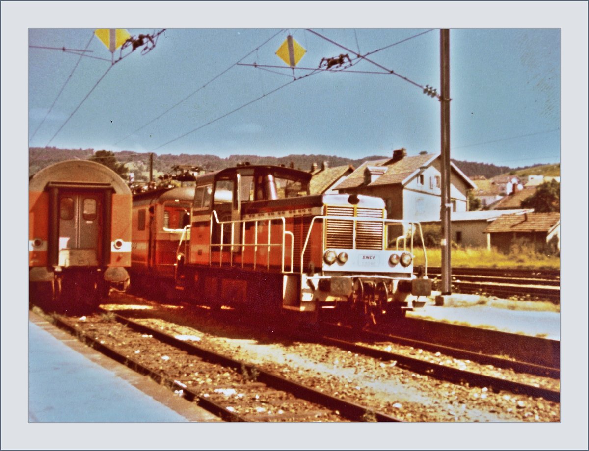 Eines meiner Lieblingsbilder, auch wenn trotz Bildbearbeitung die Szene nur andeutungsweise erkennbar ist: Lokwechsel beim Schellzug Bern - Paris in Pontarlier.

8. August 1981