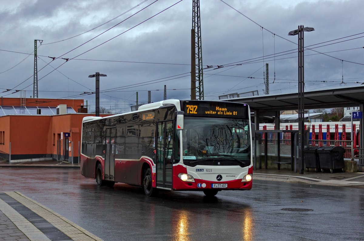 Eines der zahlreichen Unternehmen, die Subunternehmer-Leistungen fr die Rheinbahn fahren ist die Firma Touring Tours & Travel aus Frankfurt am Main. Auf der Linie 792 in Richtung Haan ist dieser Mercedes Citaro unterwegs, der ursprnglich in Wien gefahren ist.