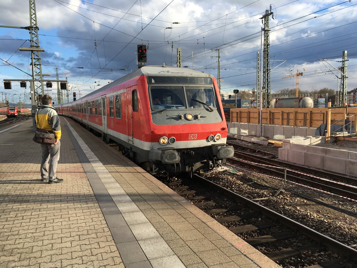 Einfahrt des Re 12311 am 24.02.17 in Mannheim Hbf.