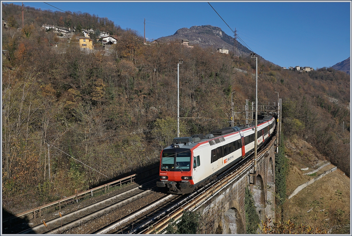 Einige IR Leistungen Brig  -Domodossola - Brig werden statt durch Re 4/4 II und EW I/II Pendel durch Domino RABe 560 Züge abgedeckt, in der Regel durch die rote  Walliser  Dominos, so ist es eher selten, eine  normalen  RBDe 560 auf der Simplonsüdrampe anzutreffen. Das Preglia, den 21. Nov. 2017 