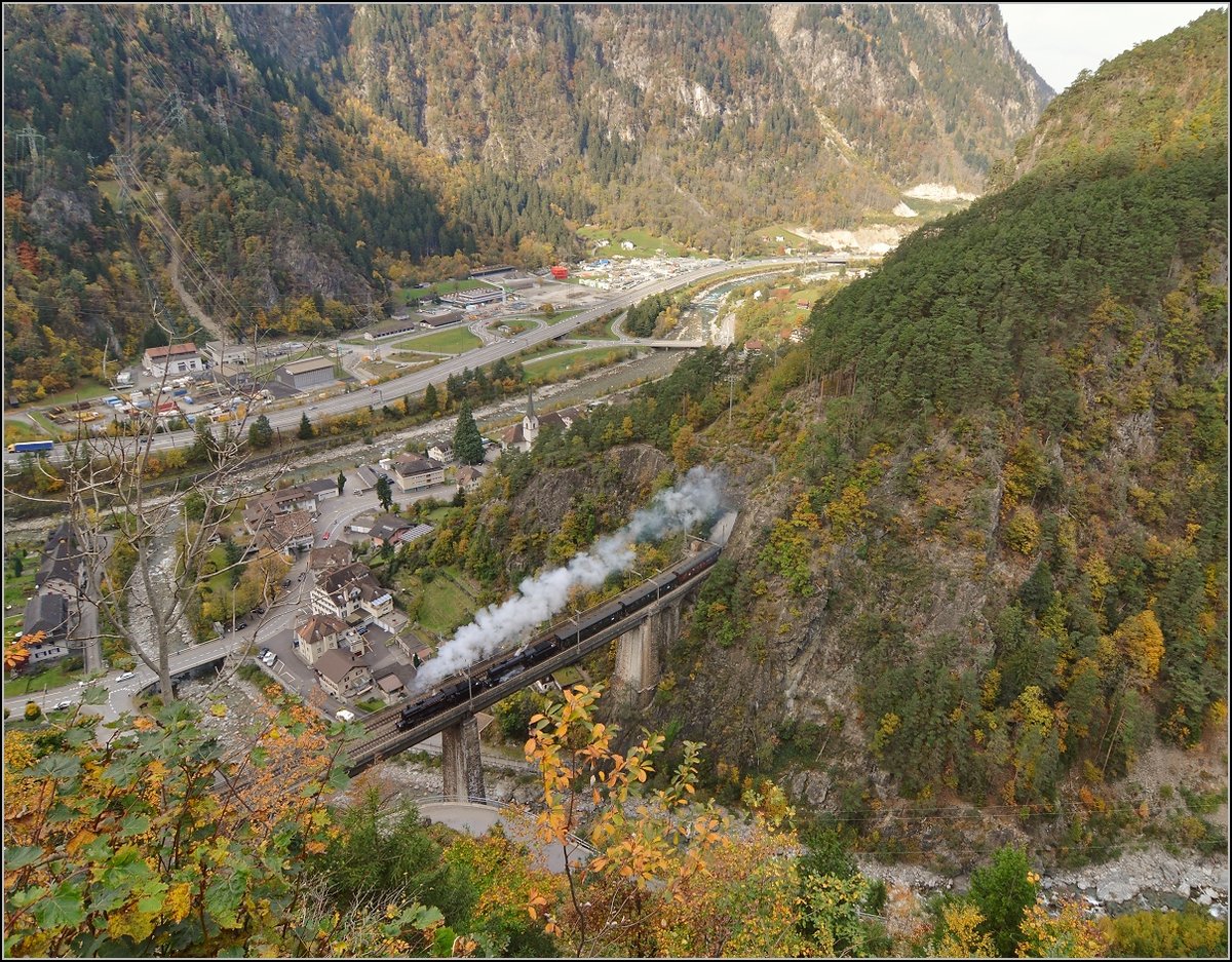 Elefanten am Gotthard. C 5/6 2978 und 2969 auf der Chärstelenbachbrücke oberhalb Amsteg. Oktober 2017. Bild G. Bank.