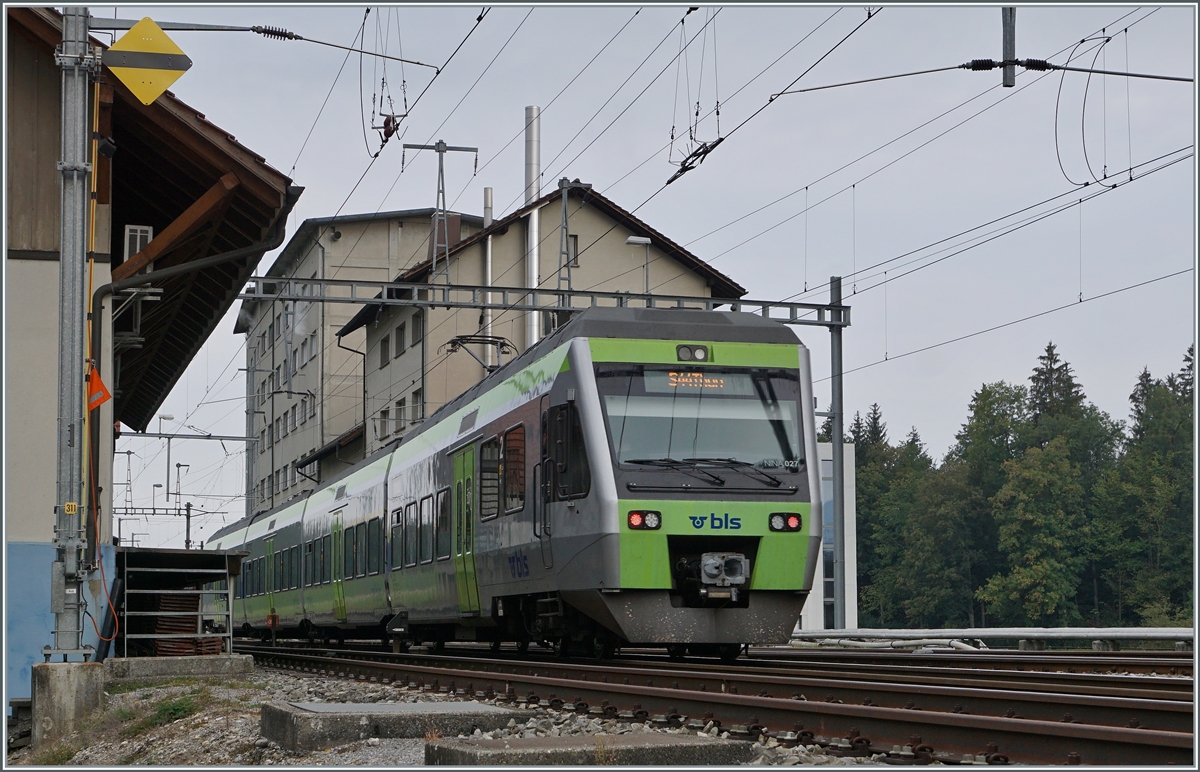 Emmental - eine wunderschöne Hügellandschaft mit herrlichen Bauernhäusern; auch wenn dieses Bild auf Lützelflüh-Goldbach mit dem ausfahrenden BLS NINA RABe 525 027 nach Thun (via Burgdorf - Bern) nicht ganz so trifft.

21. Sept. 2020