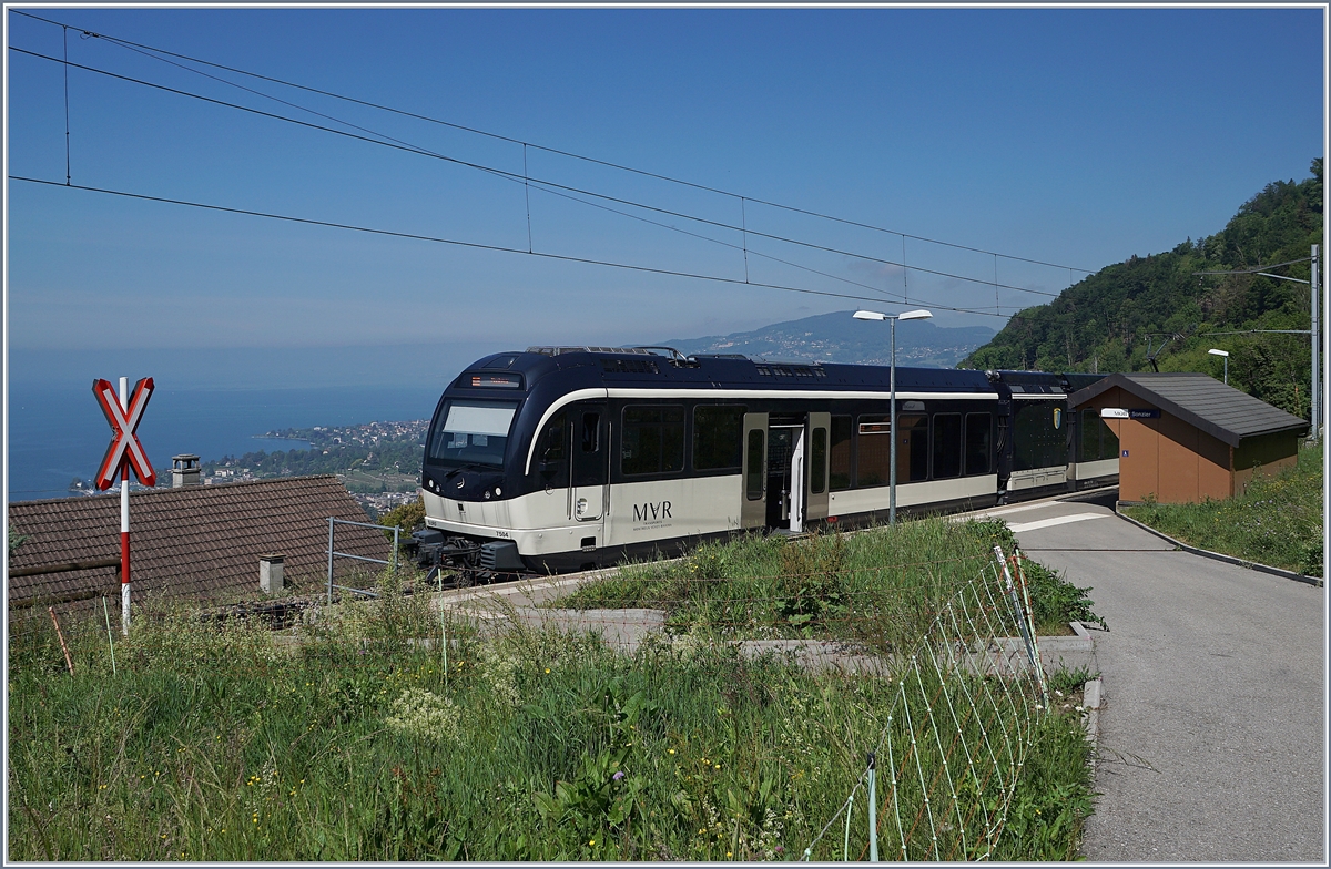 Endstation mit Aussicht: Einige  Vorortszüge  von Montreux enden in Sonzier, einem kleinen  Bahnhof  mit einer grandiosen Aussicht auf den Genfersee und die ihn umgebende Landschaft. Im Bild der von Montreux hier wendende MVR ABeh 2/6 7504.

7. Mai 2020