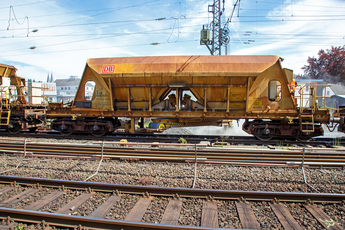 Entladung eines Schotter-Kieswagen Facns 141 (82 80 D-DB 6648 045-4), ehemalige Bezeichnung Planumskiessand -Schotterwagen 269, am 14.05.2015 in Siegen beim Hauptbahnhof bzw. Stellwerk Sf.

1982 beschafft die DB zwei Prototypen eines neuen Dienstgterwagens fr Planumskiessand und Schotter der Bauart 269 mit Handbremse in braungelber Farbgebung. Nach Einsatzbewhrung wurden 1987 weitere 210 gelb lackierte Schotter / Kieswagen 269 bei Talbot beschafft. 

Die Entladung erfolgt ber zwei Schwingfrderrinnen und ein ausschwenkbares Frderband wahlweise nach beiden Wagenseiten. Der Abwurfbereich liegt zwischen 2 m und 4,1 m zur Fahrzeuglngsachse. Die Entladzeit einschlielich Rstzeit betrgt 8 Minuten. Die 40 m Ladegut knnen in dieser kurzen Zeit aus geringer Fallhhe in die Baugruppe entleert werden und bei langsamer Geschwindigkeit durch schwenken des Frderbandes auch verteilt werden.

Technische Daten:
Spurweite: 1.435 mm
Anzahl der Achsen: 4 in zwei Drehgestellen
Lnge ber Puffer: 15.000 mm
Drehzapfenabstand: 9.960 mm
Drehgestellradsatzstand: 1.800 mm
Wagenhhe: 4.000 mm
Laderaum: 40 m
Hchstgeschwindigkeit: 100 km/h (beladen) / 120 km/h (leer)
Maximales Ladegewicht: 64,5 t 
Eigengewicht: 25.070kg 
Achslast: 20 t
Drehgestell-Bauart: 652
Kleinster befahrbarer Radius: 35