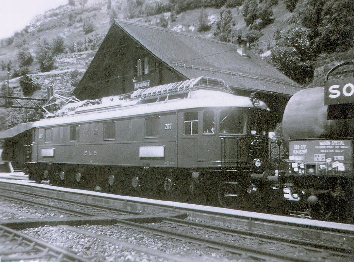 Erinnerung an die eindrucksvollen BLS Ae6/8: 203 in Ausserberg an der Lötschberg Südrampe, 21.Juni 1962 