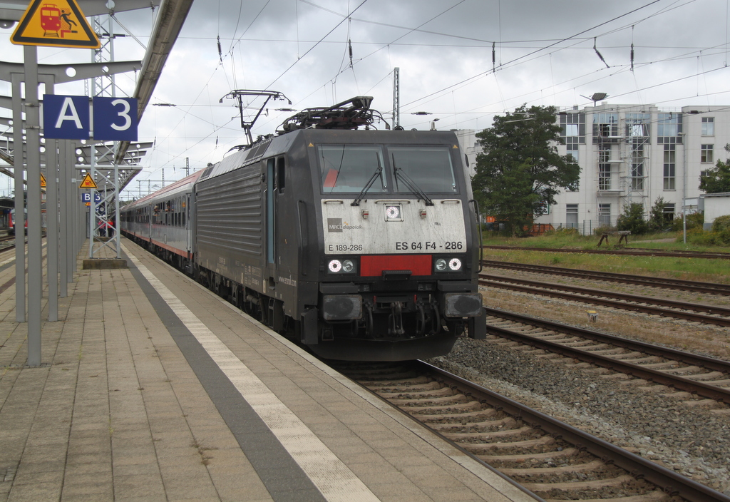 ES 64 F4-286(189 286-8)mit DPF 1867 von Rostock Hbf nach D�sseldorf/k�ln kurz vor der Ausfahrt im Rostocker Hbf.06.09.2015