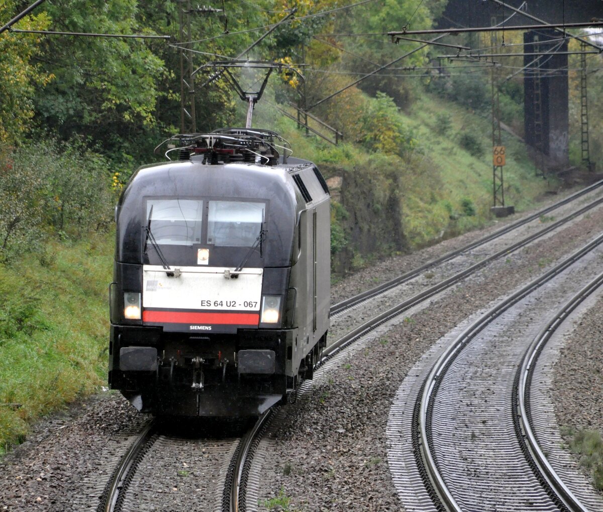 ES 64 U 2-067 fährt solo die Geislinger Steige hinunter am 25.09.2010.