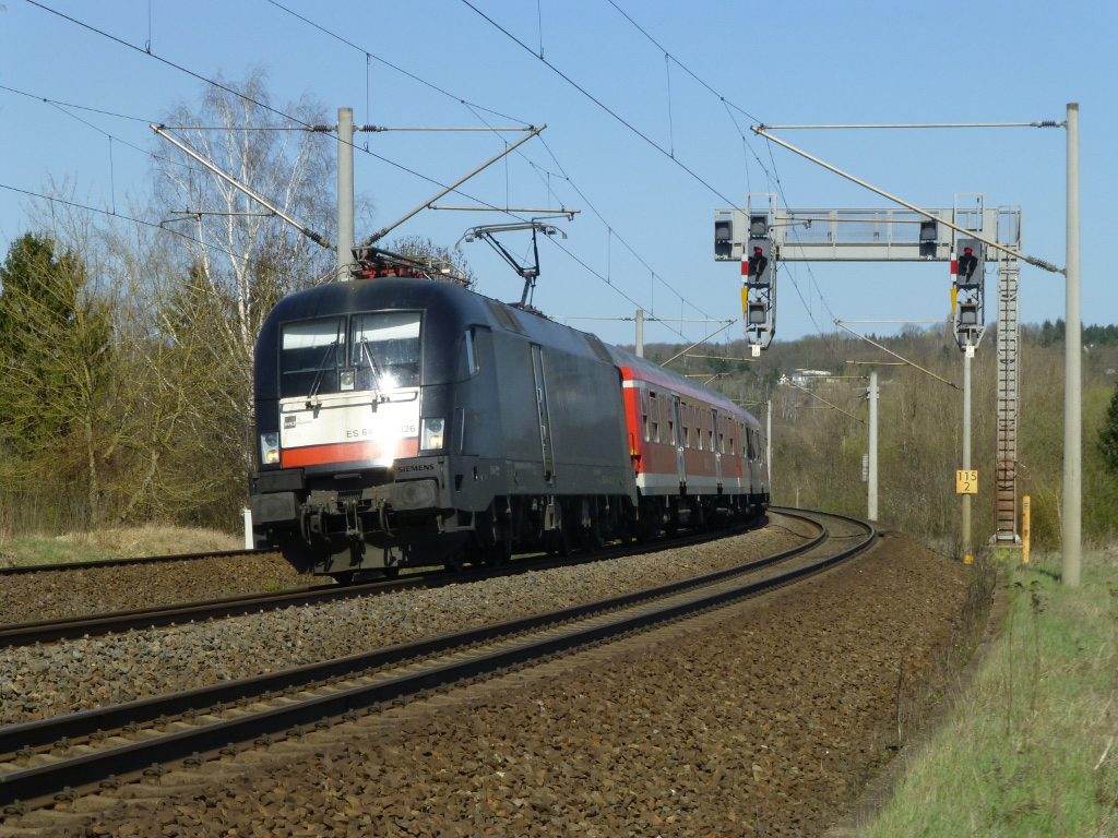 ES 64 U2-026, so der Name dieses MRCE-Tauruses, mit einer RB auf dem Weg nach Neudietendorf und ultimativ Eisenach, 15.4.15.