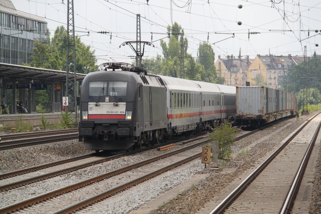 ES 64 U2-028 mit IC 2082 von Berchtesgarden nach Hamburg-Altona bei der Durchfahrt am 26.07.2016 in M�nchen-Heimeranplatz.