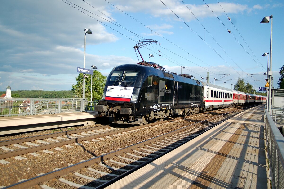 ES 64 U2 067 von MRCE Dispolok Bosporus Sprinter mit Schadzug in Westerstetten am 29.05.2009.