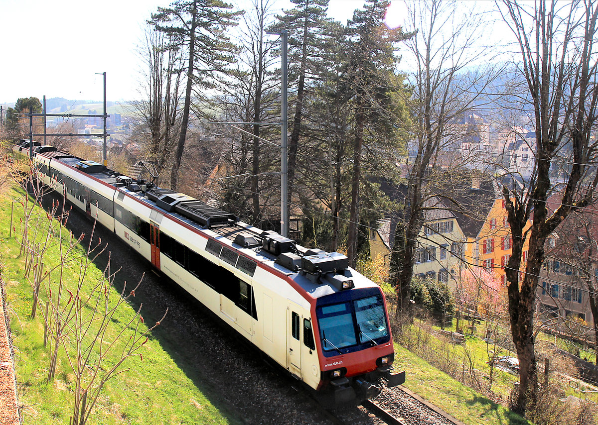 Es ist bei den herrschenden Lichtverhältnissen schwierig, einen Zug in der Steigung von Le Locle aufs Hochplateau hinauf einschliesslich Blick auf die Stadt Le Locle aufzunehmen. NPZ Domino Pendelzug mit Triebwagen 560 232 im Pendeldienst La Chaux-de-Fonds - Le Locle. 23.April 2021 