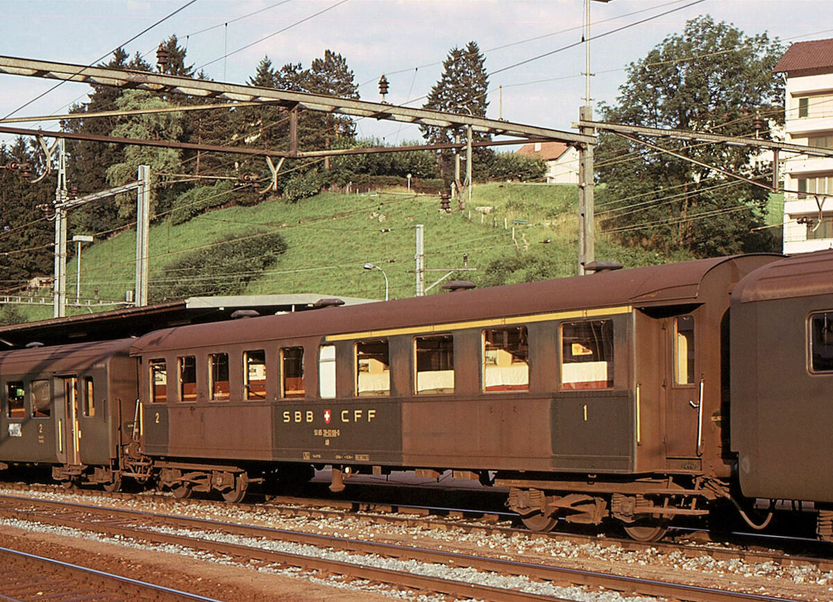 Es ist unerhrt schwierig, detaillierte Angaben zu den Altbauwagen der SBB zu finden. Es gab einst eine sehr grosse Zahl solcher Wagen, und viele wurden - oft mehrmals - umgebaut oder total neu aufgebaut. Der Wagen 39-03 108 ist in Moutier abgebildet; er wiegt 35 t und drfte aus der Serie 4301-4319 von 1930 stammen. 22.Juli 1975 (1972 waren noch 13 dieser Wagen in genieteter Bauweise vorhanden) 