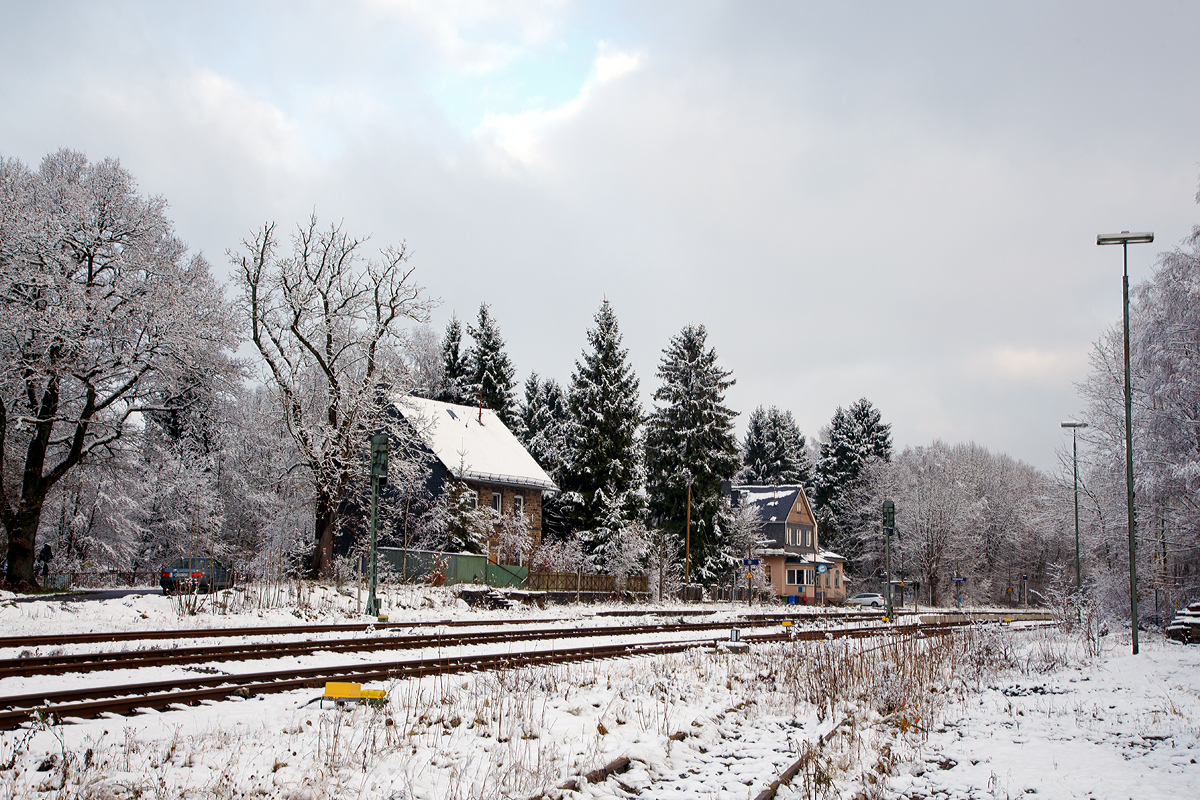 
Es ist Winter im Hellertal - Blick auf den Bahnhof Würgendorf am 02.12.2017, links das alte Bahnwärterhaus.