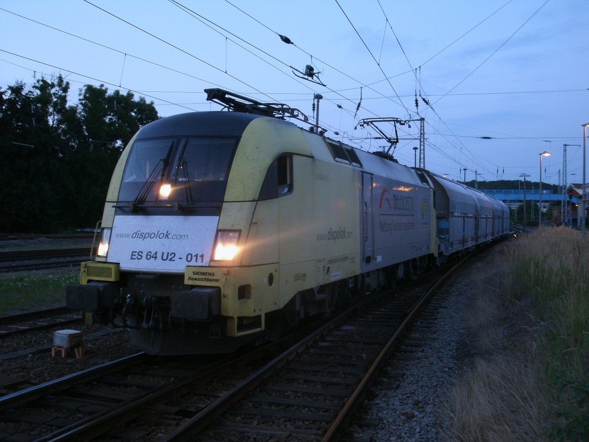 ES64U2-011,von PCT Altmann,hatte,am 16.August 2013,die Ehre den Kreidezug zubespannen der hier am Abend in Bergen/R�gen rangierte.