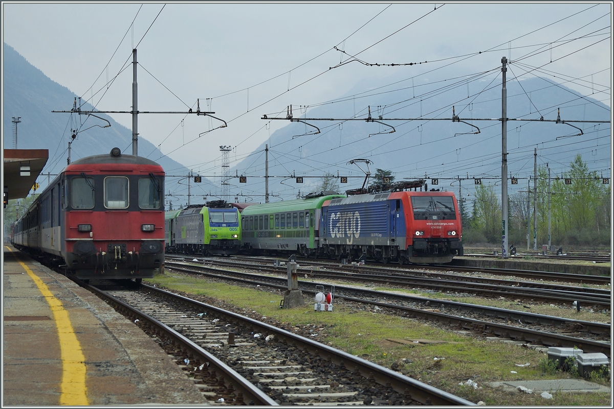 Etliches Schweizer Rollmaterial in Domodossola: Ein abgestellter IR, eine BLS Re 485 und die SBB Cargo Re 474 004.
3. April 2014