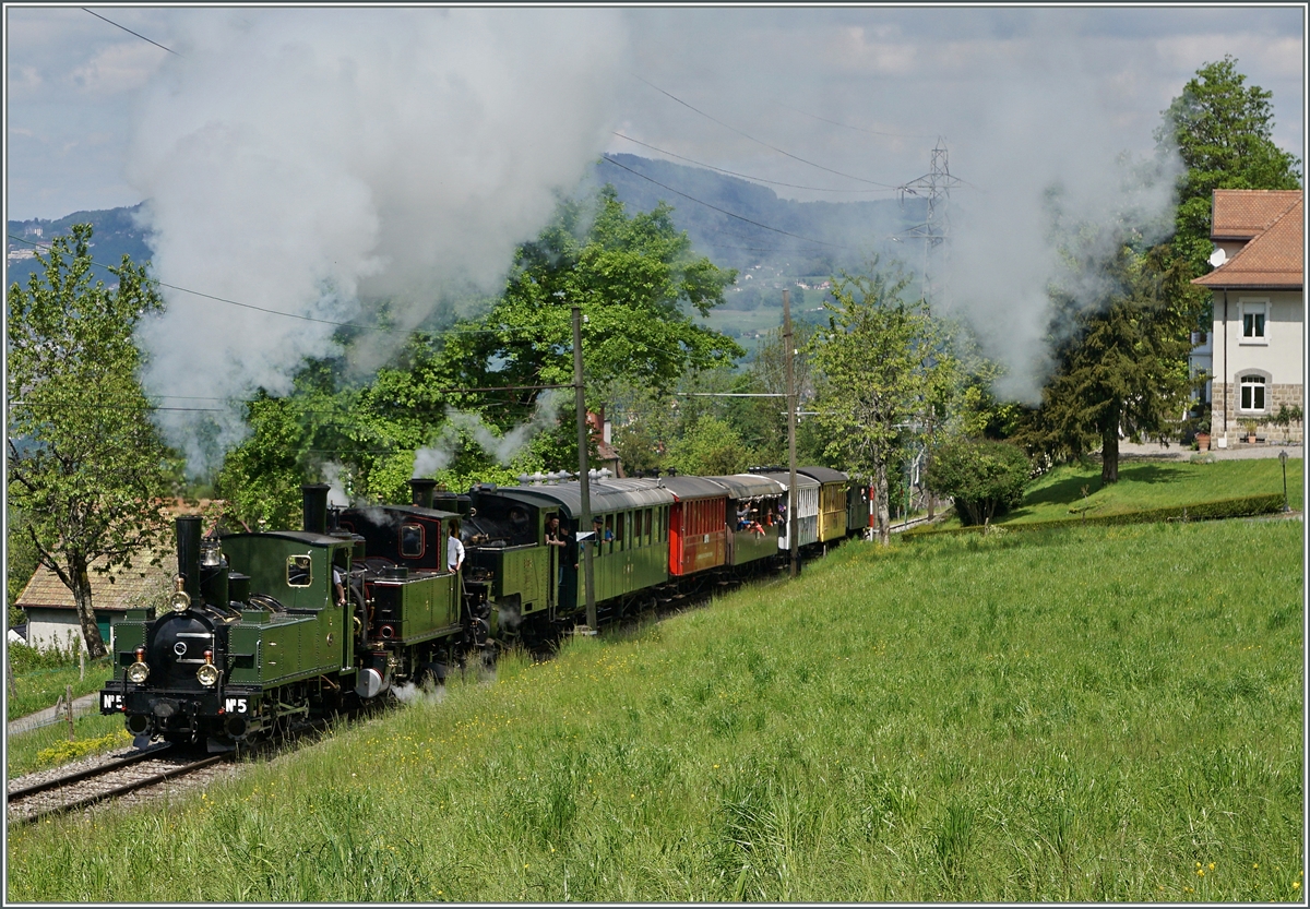 Etwas besseres Licht und eine dafür besser geeignete Fotostelle erlaubte dann die dreifach Traktion des Riviera Belle Epoques Zuges besser aufzunehmen.
Bei Chaulin, den 15. Mai 2016