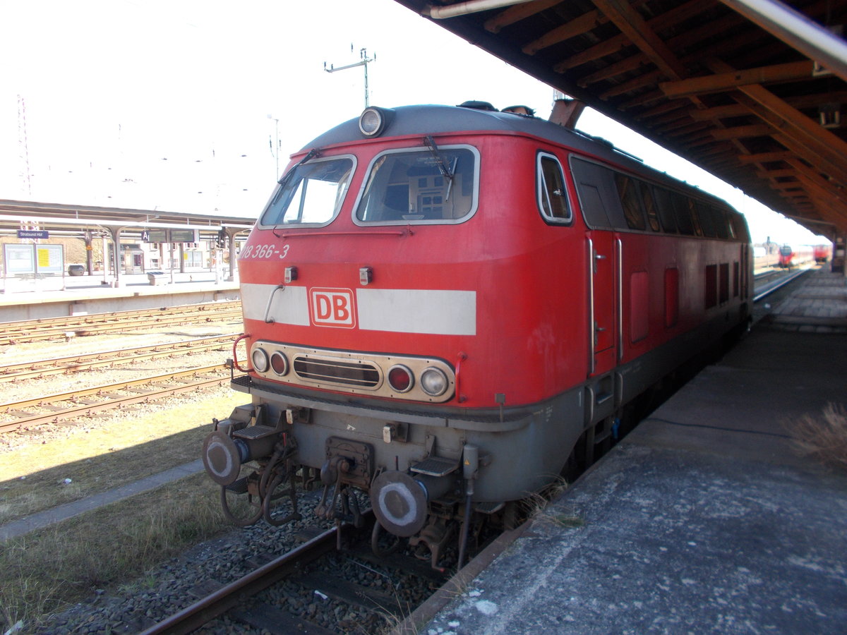 Etwas schwierig waren die Lichtverhältnisse um 218 366,am 01.April 2016,in Stralsund zufotografieren.Vom Bahnsteig aus hatte man Gegenlicht,zum Glück bot das Güterbodendach einigermaßen Sonnenschutz.