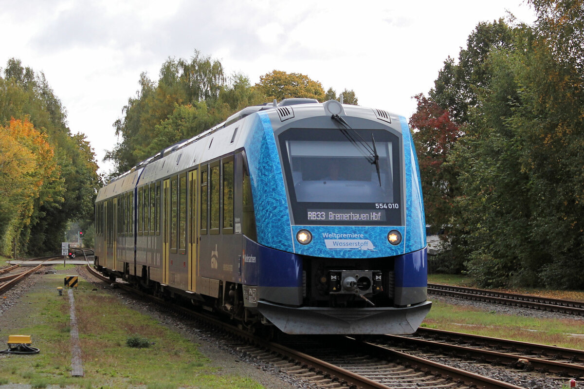 evb 554 010 (Wasserstoffantrieb) kommt am 03.10.2022 aus Buxtehude und h�lt gleich im Bahnhof Bremerv�rde.