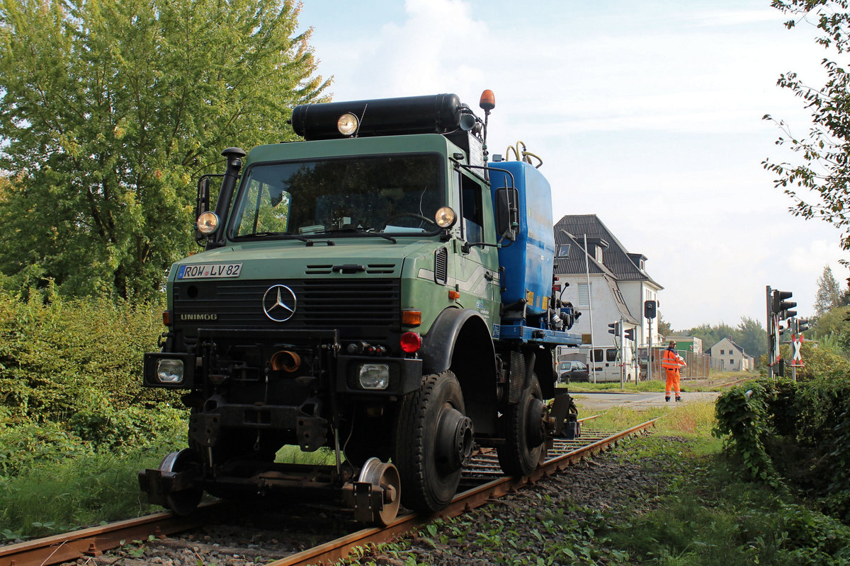 evb Infrastruktur >NFZ 531< hatte am 19.09.2017 einen nicht eingeplanten Betriebshalt am Bahnübergang in Tostedt - West. Die Blinkanlage schaltete sich nicht aus und der Fahrer musste den Verkehr regeln bis die Monteure kamen. Die haben dann den Fehler behoben.