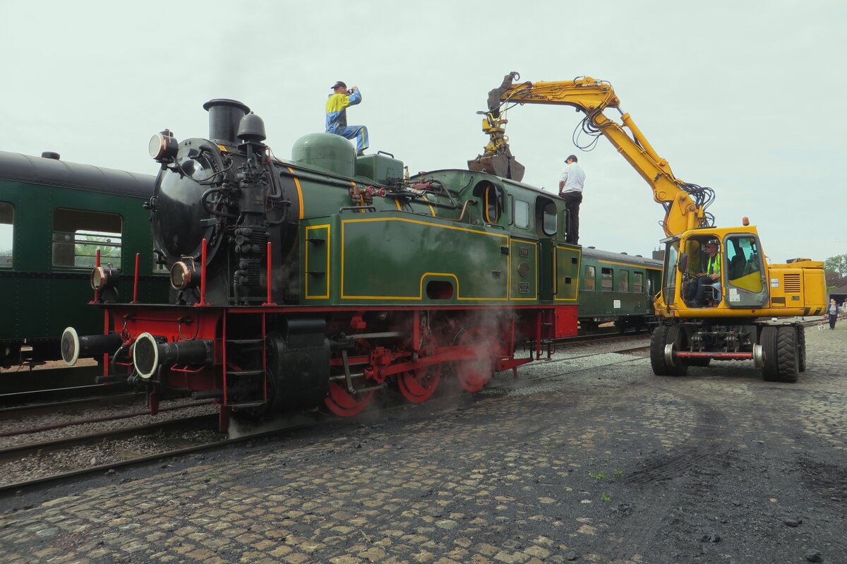 Ex-Hoogovens Lok 22 TOM bekommt am grauen Morgen von 6 Mai 2023 neue Kohle in Maldegem während das Dampfwochenende der SCMs. Wegen Kontroversen über Umweltfeindliche Gasausstösse entscheidete Tata Steel (ehemahlige Hoogovens) die zwei für Exkursionen eingesetzte Dampfloks 'TOM' und 'BONNE' los zu werden; TOM hat ins SCM ein vorlaufiges neues Heimat gefunden.