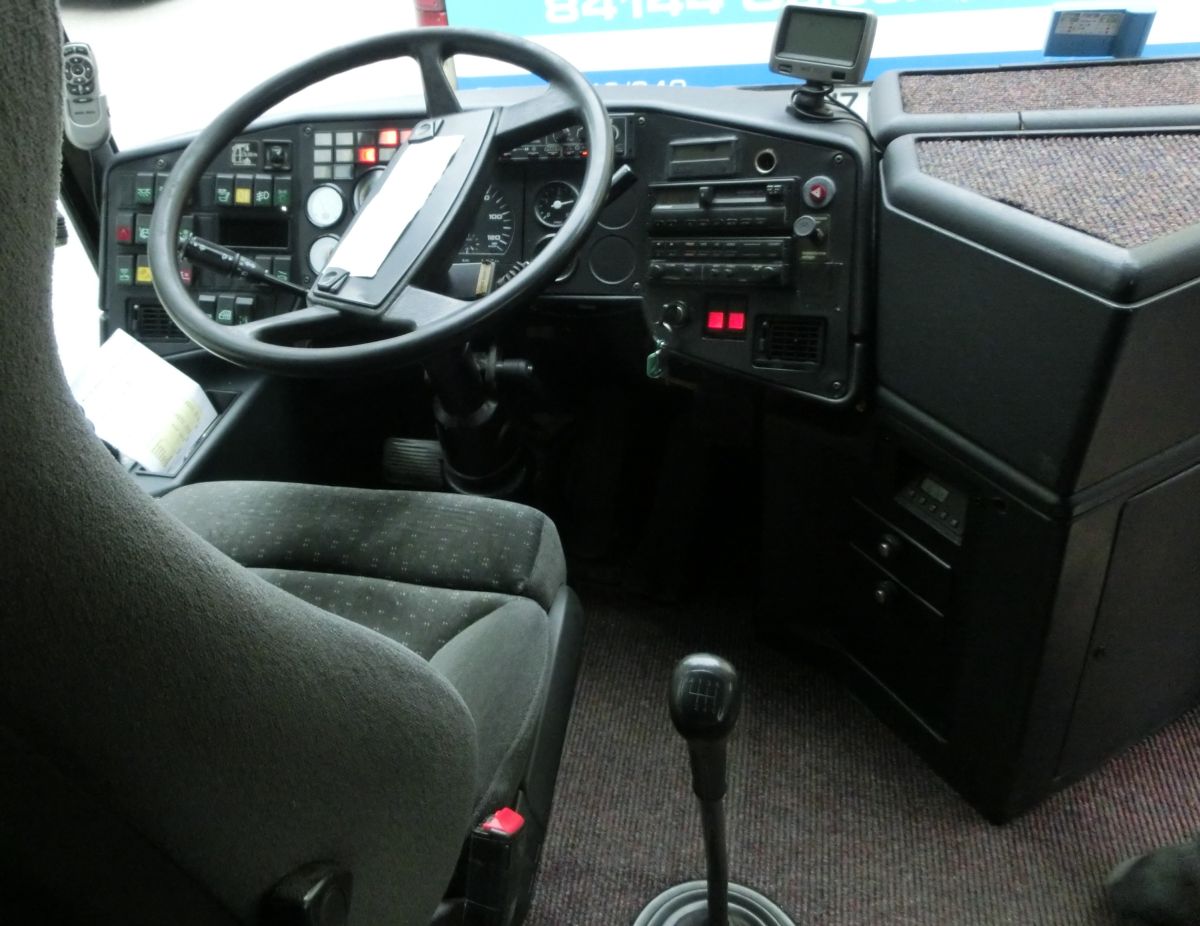 Fahrerarbeitsplatz mit RECARO-Fahrersitz und Navigationssystem des Setra S 319 UL-GT von Josef Kalb aus Norlaching bei Dorfen. �ber dem Radio befindet sich die Anzeige der R�ckfahrwarnsensoren.