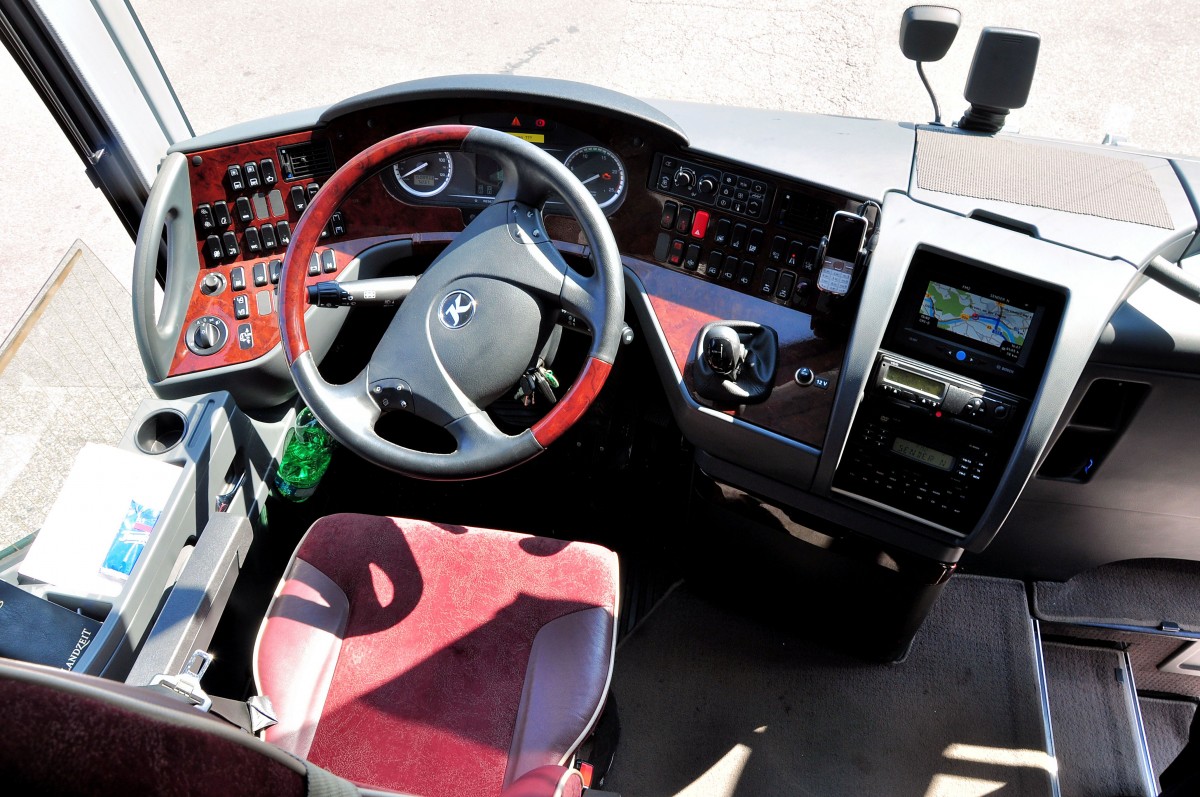 Fahrerplatz des SETRA 417 HDH von H�RMANN Reisen aus Deutschland,Aug.2013,Krems.