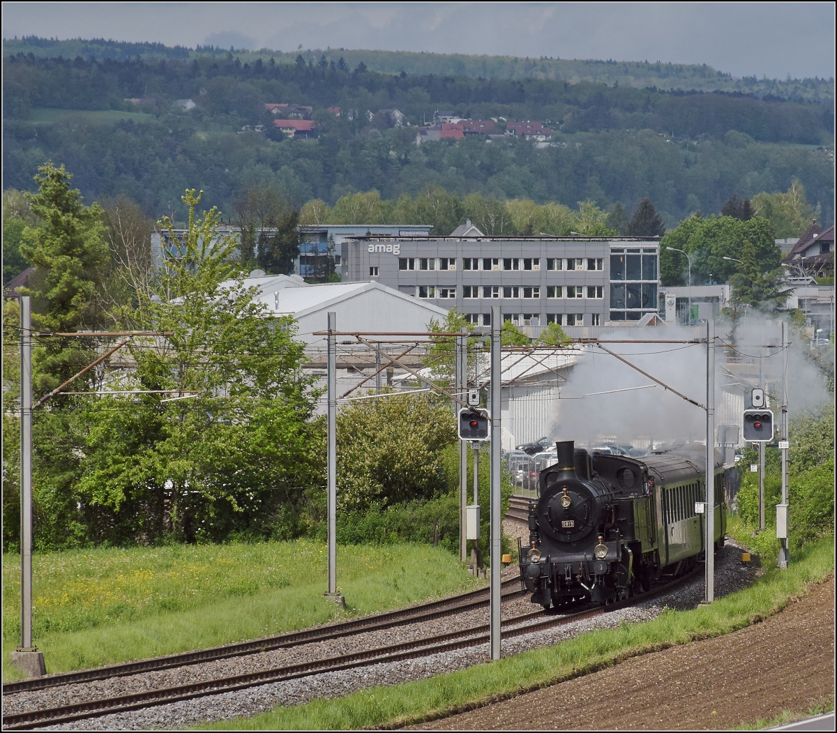 Fahrleitungsstörung nannte sie die Veranstaltung, um an die Dampfreserve in Olten für solche Fälle zu erinnern. Habersack Eb 3/5 5819 der SBB Historic auf seiner Rundfahrt über die Hauenstein-Bergstrecke und den Bözberg. Schinznach Bad, April 2019.