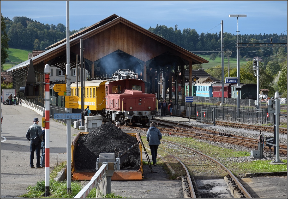Fahrtag DVZO.

Tem II 354 der DVZO rangiert in Bauma. Oktober 2021.