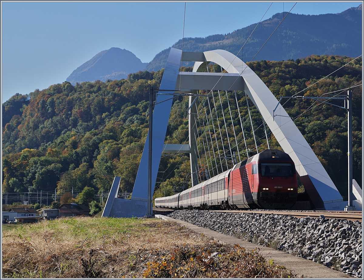 Fast 23 Meter �ber die Gleise w�lben sich die beiden B�gen der SBB Br�cke  Massongex , die zwischen Bex und St-Maurice �ber die Rhone f�hrt. Die Br�cke weist eine Spannweite von 125.8 Meter auf und gilt als l�ngste St�hlerne Eisenbahnbr�cke der Schweiz. Sie ersetzt seit 2016 die beiden aus den Jahren 1903 und 1924 stammenden eingeleisigen Stahlbr�cken. (Tech. Ang. Quelle: TEC21 Nr 41). Das Bild zeigt die SBB Re 460 054-0, die mit ihrem IR von Brig nach Gen�ve unterwegs ist.
11. Okt. 2017