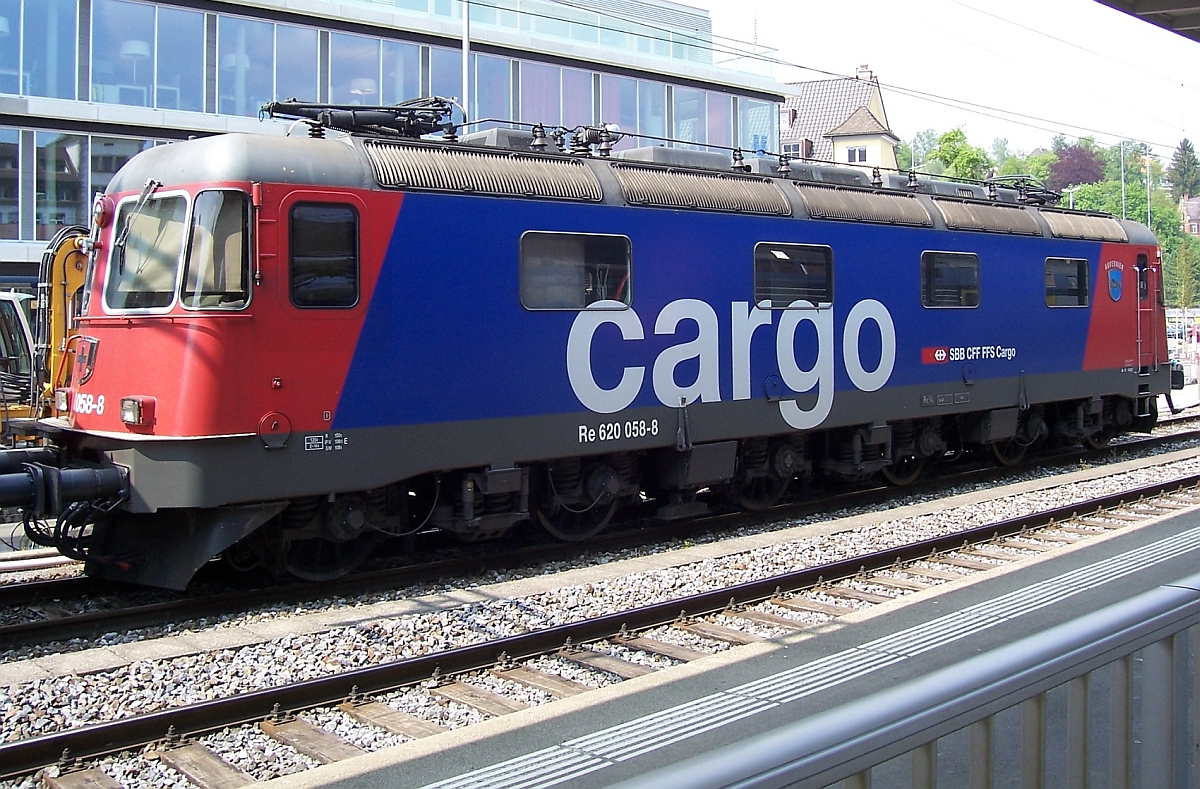 Feiertagsruhe für Re 620 058-8 bzw. Re 6/6 11658 'AUVERNIER' am 01.05.2009 im Bahnhof Schaffhausen.