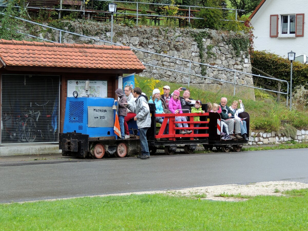 Feldbahn  Mathilda von Stoi  Nr 661 in Rechtenstein am 14.09.2013. Rechtenstein liegt am Südrand der Schwäbischen Alb an der Donautalbahn zwischen Sigmaringen und Ulm.
Vor dem Bahnhof befindet sich eine ca. 700 m lange 60 cm Schmalspur Feldbahn zwischen dem Bahnhof und dem früheren Holzstoffwerk; heute Waserkraftwerk.
Am autofreien Samstag am 14.09.2013 war die Feldbahn im Personenbetrieb. Die Fahrzeuge sind in Privatbesitz.