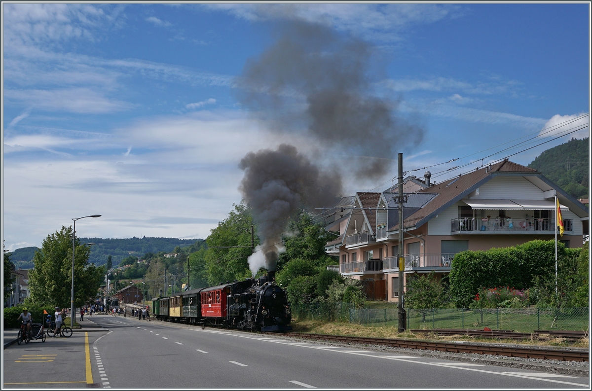  Festival Suisse de la Vapeur 2022 / Schweizer Dampffestival 2022  der Blonay-Chamby Bahn: Die BFD HG 3/4 N° 3 hat mit ihrem recht langen Dampfzug Blonay verlassen und fährt nun ein letztes mal nach Chaulin. Die nun wieder im Einsatz der B-C stehende Dampflok dürfte die G 2x 2/2 105 künftig wohl etwas entlasten. 

6. Juni 2022 