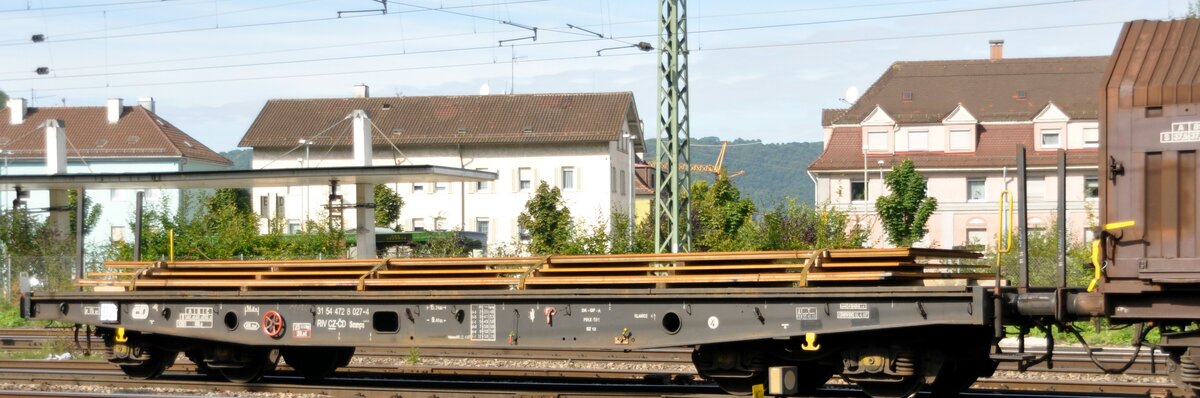 Flachwagen CZ Smmps 438-6 mit Stahlplatten beladen in Geislingen/Steige am 11.09.2010.