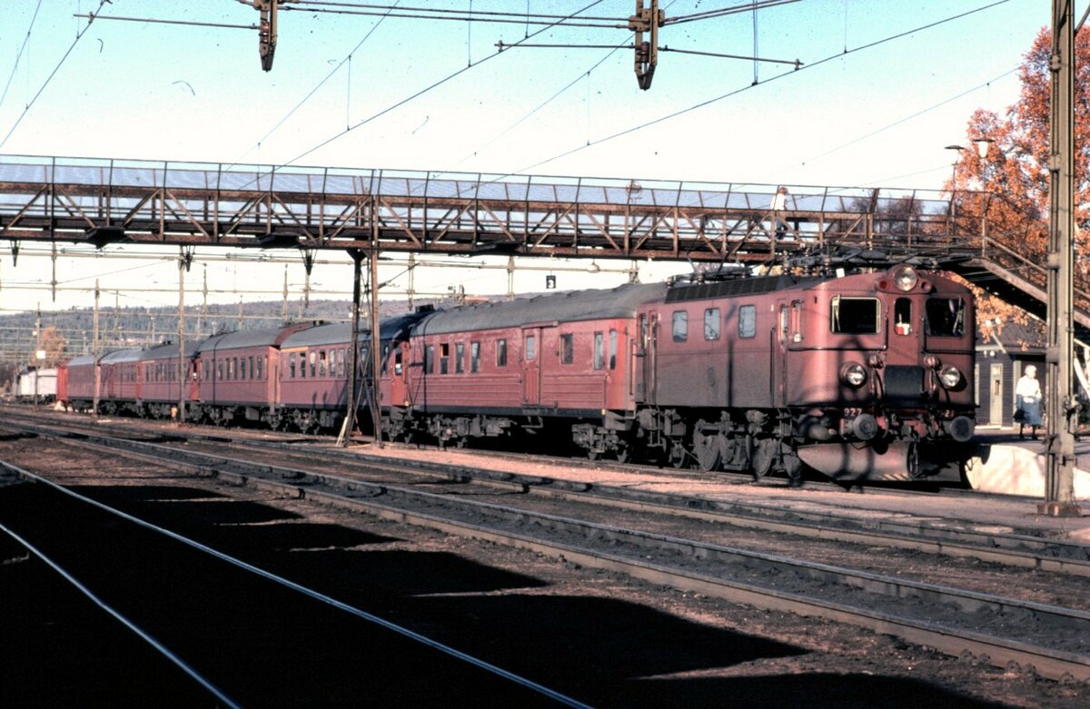 Foto von Kenth Öhlin in Sammlung von Karl Sauerbrey: SJ Da 927 mit Reisezug in Gällivare im Oktber 1980.