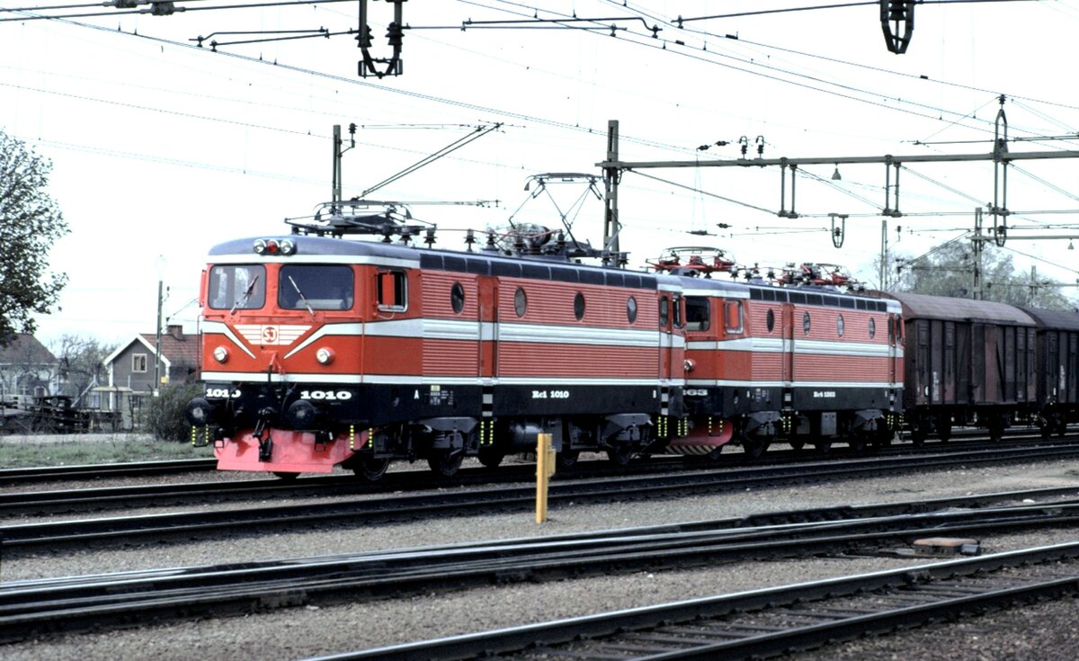 Foto von Kenth Öhlin in Sammlung von Karl Sauerbrey: SJ Rc 1 Nr.1010 und Rc 4 Nr.1263 in Hallsberg im Mai 1979.
