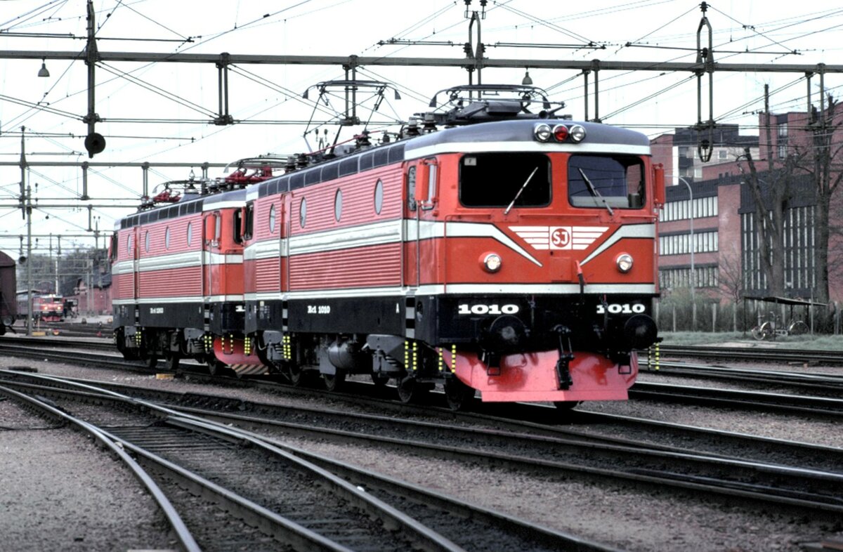 Foto von Kenth Öhlin in Sammlung von Karl Sauerbrey: SJ Rc 1 Nr.1010 und Rc 4 Nr.1263 in Hallsberg im Mai 1979.