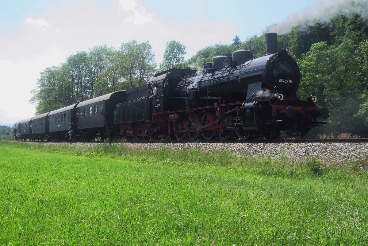 Fotohalt fr 657.2770 mit deren Dampfzug zwischen Timelkam und Ampflwang am 27 Mai 2012.