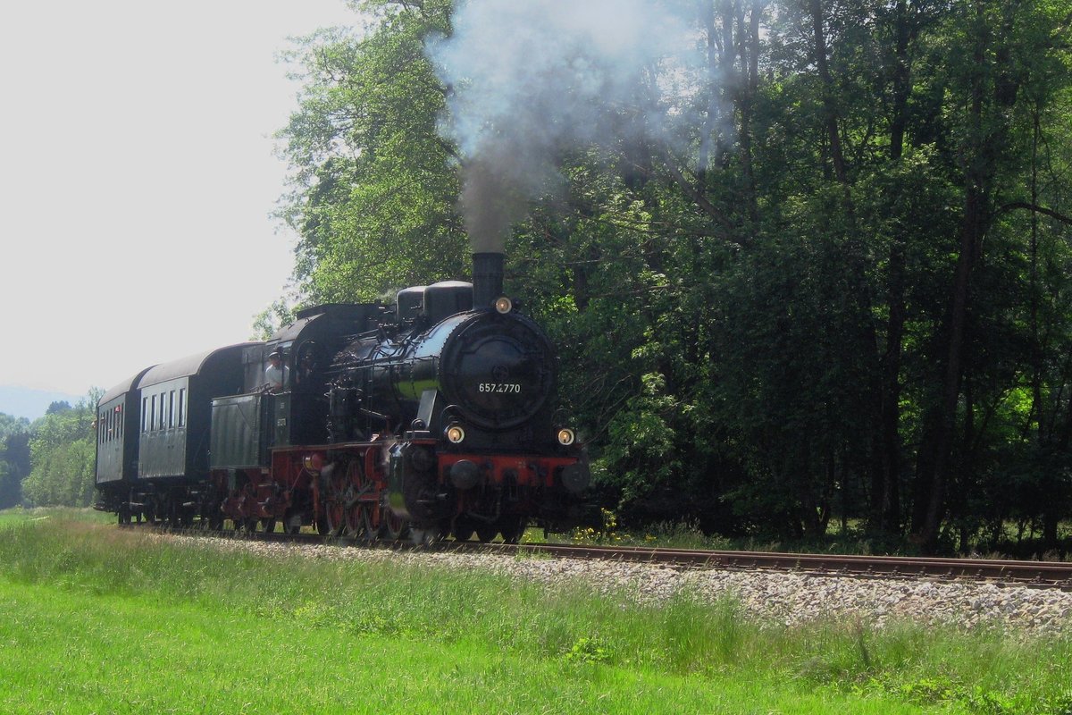 Fotohalt fr 657.2770 mit deren Dampfzug zwischen Timelkam und Ampflwang am 27 Mai 2012.