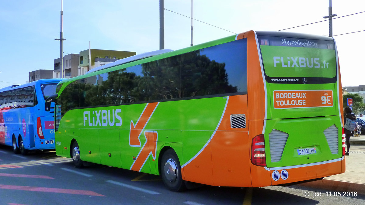 Frankreich, Languedoc-Roussillon, Hérault, Montpellier Sabines (an der Trambahn Linie 2): ein Reisebus von FLIXBUS (MERCEDES TOURISMO). 01.03.2016