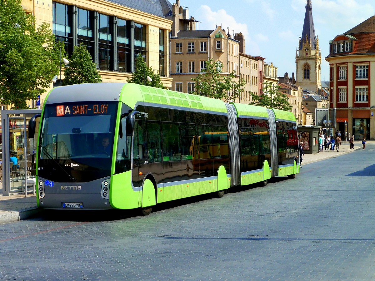 Frankreich, Lothringen, Metz, Place de la R�publique. Die dreiteiligen diesel-elektrischen Hybridbusse METTIS werden von Van Hool auf der Basis der EquiCity Busse gebaut. Kapazit�t: 150 Passagiere, L�nge: 23,820 m. 24.04.2014