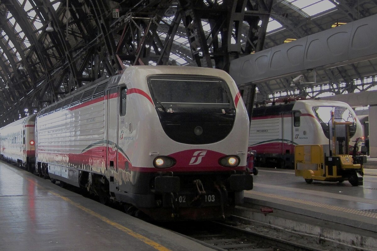 Frecchiabianca farbener E402 103 hat sicxh am 1.Juli 2013 in Milano Centrale von dewren IC losgekupelt.