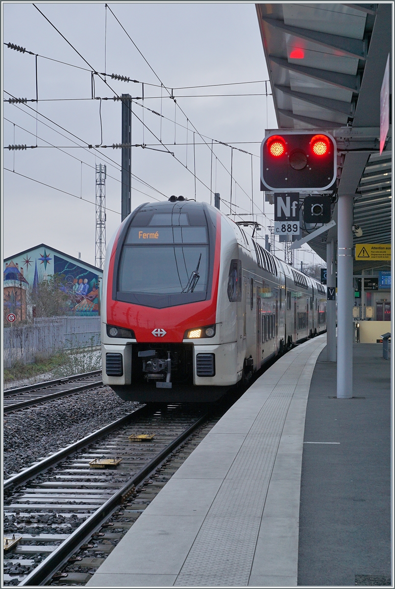  Fremdländische  Signale und Fahrleitung verraten es rasch, dieser SBB RABe 512 wurde nicht in der Schweiz fotografiert; seit dem Fahrplanwechsel 2025/26 erreichen die SBB RABe 512 das französische Annemasse, freilich wie ihre  Vorgänger , die SBB RABe 511  nur auf dem einzigen mit 15000 Volt und 16 2/3 Hz elektrifizierten Gleis  G . 

21. Februar 2026