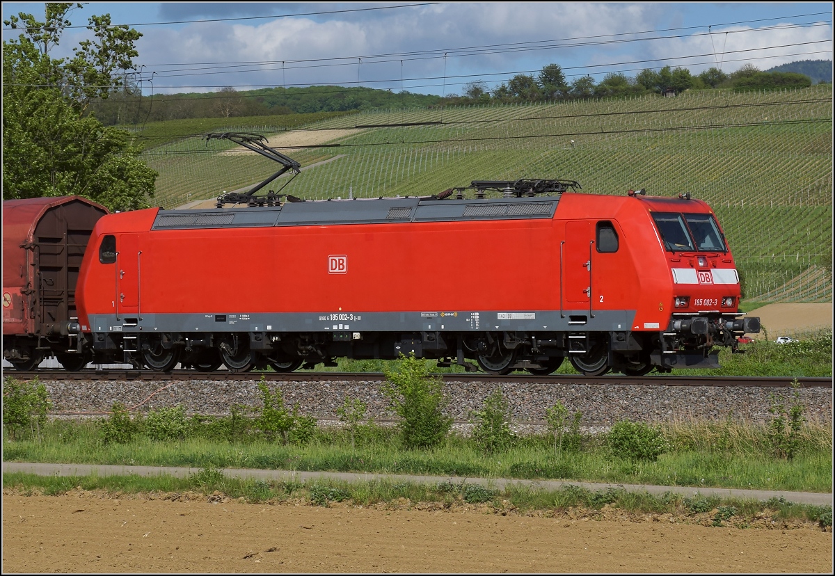 Frisch lackiert kommt 185 002 daher. So schick hat man die Traxx 1 der DB schon lange nicht gesehen. Wie recht einst Herr Gotthelf hatte, Kleider machen Leute, sogar das schmucklose Design nach Art der BR 101 macht im Neulack was her. Schliengen, April 2018.