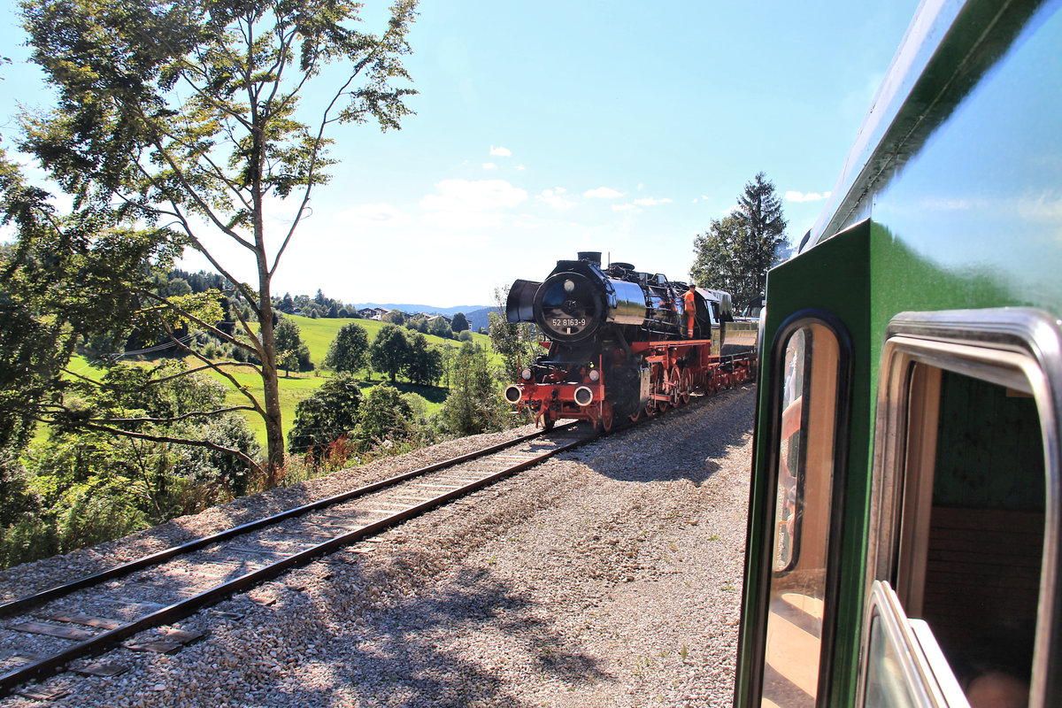 Frisch restauriert steht die ehemalige deutsche Lok 52 8163 in dieser unerhört friedlichen Jura-Landschaft. 11.August 2018 