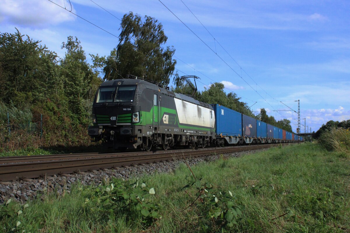 Froschblick vom Distanz: am 23 Juli 2025 wird bei Kaarst vom offenbarer Weg LTE 193 724 mit ein Containerzug auf den Chip gesetzt.