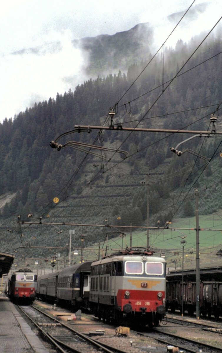 FS E 656 und 656 248 in der Station Brenner am 26.07.1982.